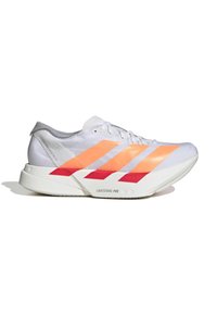 Bílé sportovní boty s oranžovými a červenými diagonálními pruhy, s texturovaným svrchem a texturovanou bílou podrážkou označenou "LIGHTSTRIKE PRO."