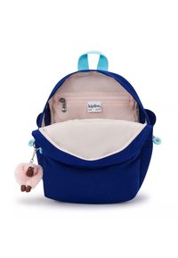 Zaino blu navy con una fodera rosa chiaro, dotato di una tasca interna con zip e un dettaglio di un portachiavi a forma di pecora fluffy rosa.