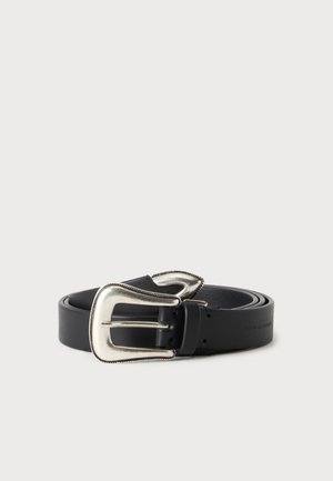 Sort læderbælte med en stor sølv western-stil spænde, sammenrullet på en neutral baggrund.