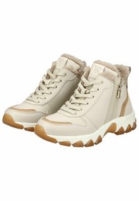 Beige hoge sneakers met een faux fur kraag, gestructureerd leer, vetersluiting en een zijrits; rubberen zool met contrasterende accenten.