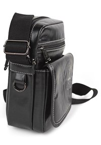 Bolso de hombro de cuero negro con un acabado texturizado, que cuenta con una parte superior con cremallera, una correa de tela ajustable y un solapa frontal con detalles en relieve.