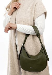 Borsa in pelle verde oliva con superficie texture e tracolla regolabile, dotata di chiusura con zip e dettagli in metallo argentato.