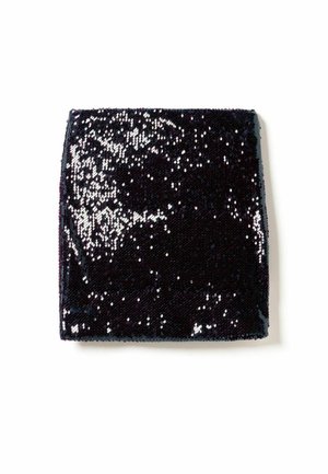Čierna flitrová taška s textúrovaným povrchom, s jasnými flitrami, ktoré vytvárajú reflexný vzor na materiáli.