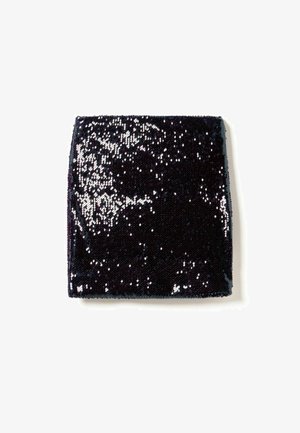 Pungă neagră din mărgele cu o suprafață texturată, având mărgele strălucitoare care creează un model reflectorizant pe material.