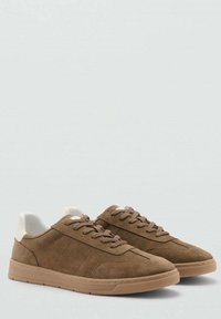 Brown suede sneakers with a minimal design. Features lace-up closure, a white heel accent, and a beige rubber sole.