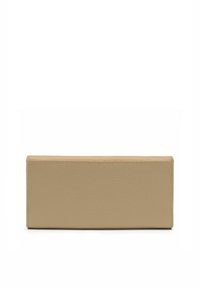 Portafoglio in pelle beige con superficie testurizzata, forma rettangolare e bordi puliti. Presenta cuciture sottili e nessun hardware visibile.