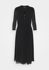 Schwarzes Midikleid mit 3/4-Ärmeln, V-Ausschnitt mit zwei Knöpfen, geraffter Taille und passendem Stoffgürtel, der zu einer Schleife gebunden ist.