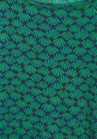 Grøn blomsterdesign på en mørkeblå stof, der viser muslingelignende former anordnet i et gentagende mønster. Blød tekstur med en glat overflade.