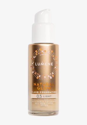 Flacon de fond de teint fluide Lumene Natural Glow avec pompe, teinte 0.5 Clair, éclat naturel, couvrance modulable, SPF 20 pour tous types de peau.