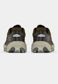 Olajzöld sportcipők texturált felületekkel, fényvisszaverő részletekkel és vastag bézs talppal, amelyek bátor, modern dizájnt mutatnak be.