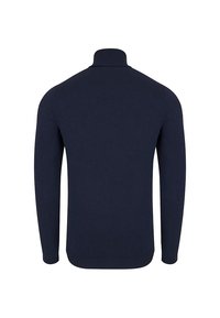 Granatowy sweter z wysokim kołnierzem, długimi rękawami oraz ściągaczami przy mankietach i dolnej krawędzi. Tekstura dzianiny, widok z tyłu.
