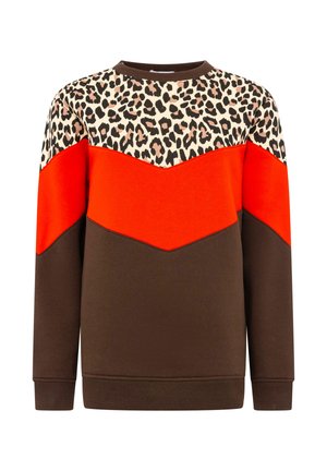 Brauner Pullover mit einem oberen Abschnitt im Leopardenmuster, orangen Chevron-Details und gerippten Bündchen. Weiches Material mit kontrastierenden Texturen.