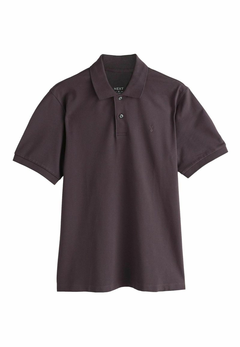 Tumman violetti polo-paita, jossa on lyhyet hihat, kaksipainikevyö ja hillitty logo-akkentti rintamuksessa. Valmistettu puuvillasekoitteesta.
