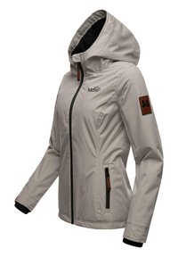 Šviesiai pilkas zip-up džemperis su kapišonu, juoda pamušalu, įsiūtomis rankovėmis ir odiniu ženklu ant rankovės. Yra šoninis kišenė su užtrauktuku.