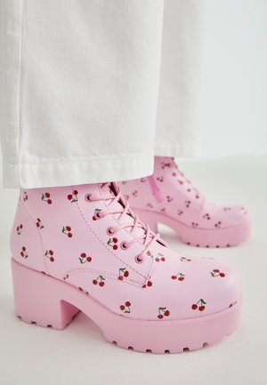 CHERRY PASSION PLATFORM BOOTS - Kozačky na platformě - pink