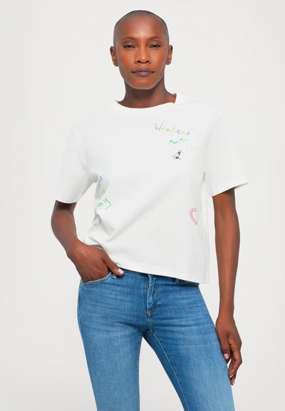 Vit bomulls t-shirt med korta ärmar och avslappnad passform. Den har färgglad broderad text och mönster, inklusive ett hjärta och lekfulla grafik.