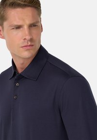 Polo shirt blu navy con colletto classico, maniche corte e patta con tre bottoni, realizzato in un tessuto leggero e liscio.
