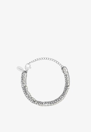 Sølv kædearmbånd med flere strenge og små hvide perler, udstyret med en hummerlås og et brandet ovalt mærke.