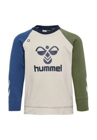 Langarmshirt mit einem cremefarbenen Körper, blauen und grünen Raglanärmeln, einem marineblauen Logo und weißen Chevron-Akzenten an den Ärmeln.