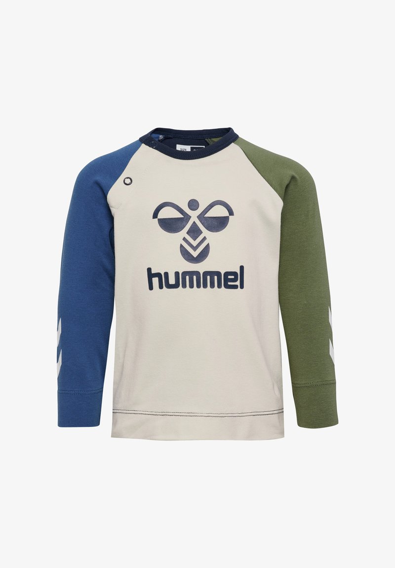 Langarmshirt mit einem cremefarbenen Körper, blauen und grünen Raglanärmeln, einem marineblauen Logo und weißen Chevron-Akzenten an den Ärmeln.