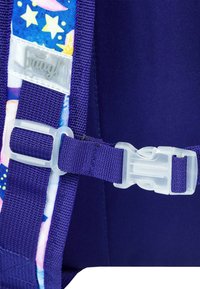 Cinghia di zaino in tessuto viola con una fibbia in plastica trasparente, caratterizzata da una fodera interna colorata con stelle e design giocosi.