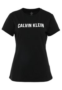 Camiseta negra de manga corta con el texto blanco "CALVIN KLEIN" centrado en el pecho, cuello redondo y forma ligeramente ajustada.