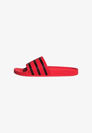 Rode schuifsandalen met een gestructureerde bovenkant en drie zwarte strepen. Gemaakt van soepel rubbermateriaal, met een open teen en een platte zool.