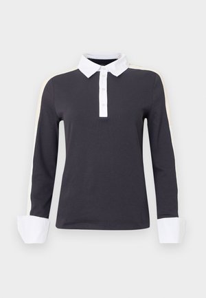 Polo à manches longues gris foncé avec col et poignets blancs, doté d'accents beige clair sur les épaules et d'une patte de boutonnage.
