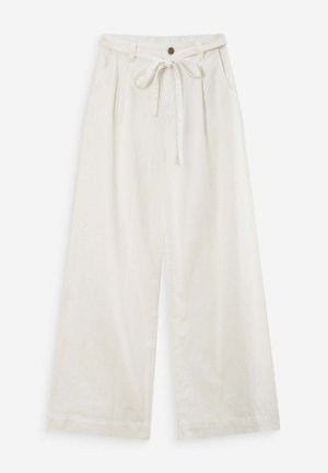 Pantaloni bianchi a vita alta con gambe larghe, passanti per cintura, fiocco frontale, chiusura con bottoni e tasche laterali su sfondo semplice.