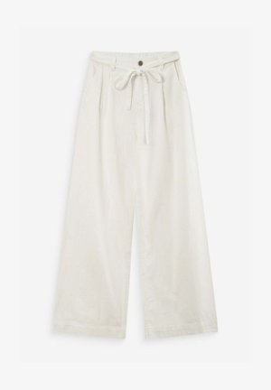 Pantaloni bianchi a vita alta con gambe larghe, passanti per cintura, fiocco frontale, chiusura con bottoni e tasche laterali su sfondo semplice.