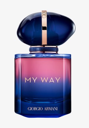 Sininen ja vaaleanpunainen liukuvärjätty parfyymipullo, jossa pyöreä tummansininen kansi, kultainen nauha ja etupuolella tekstit "MY WAY" ja "GIORGIO ARMANI".