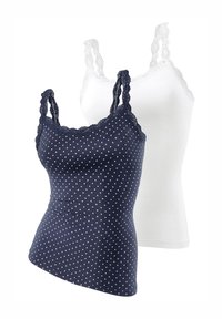 Twee camisoles: de ene is marineblauw met witte stippen en kanten schouderbanden, de andere is simpelwit met kantens schouderbanden. Beide hebben een getailleerd ontwerp.