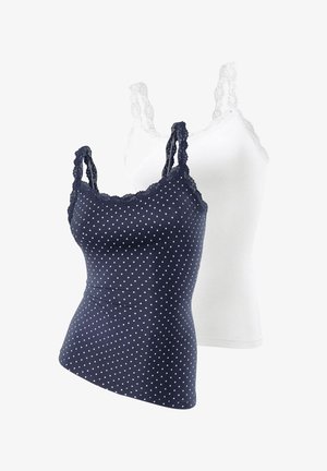 Deux débardeurs : l'un bleu marine à pois blancs avec des bretelles en dentelle, l'autre blanc uni avec des bretelles en dentelle. Les deux ont une coupe ajustée.