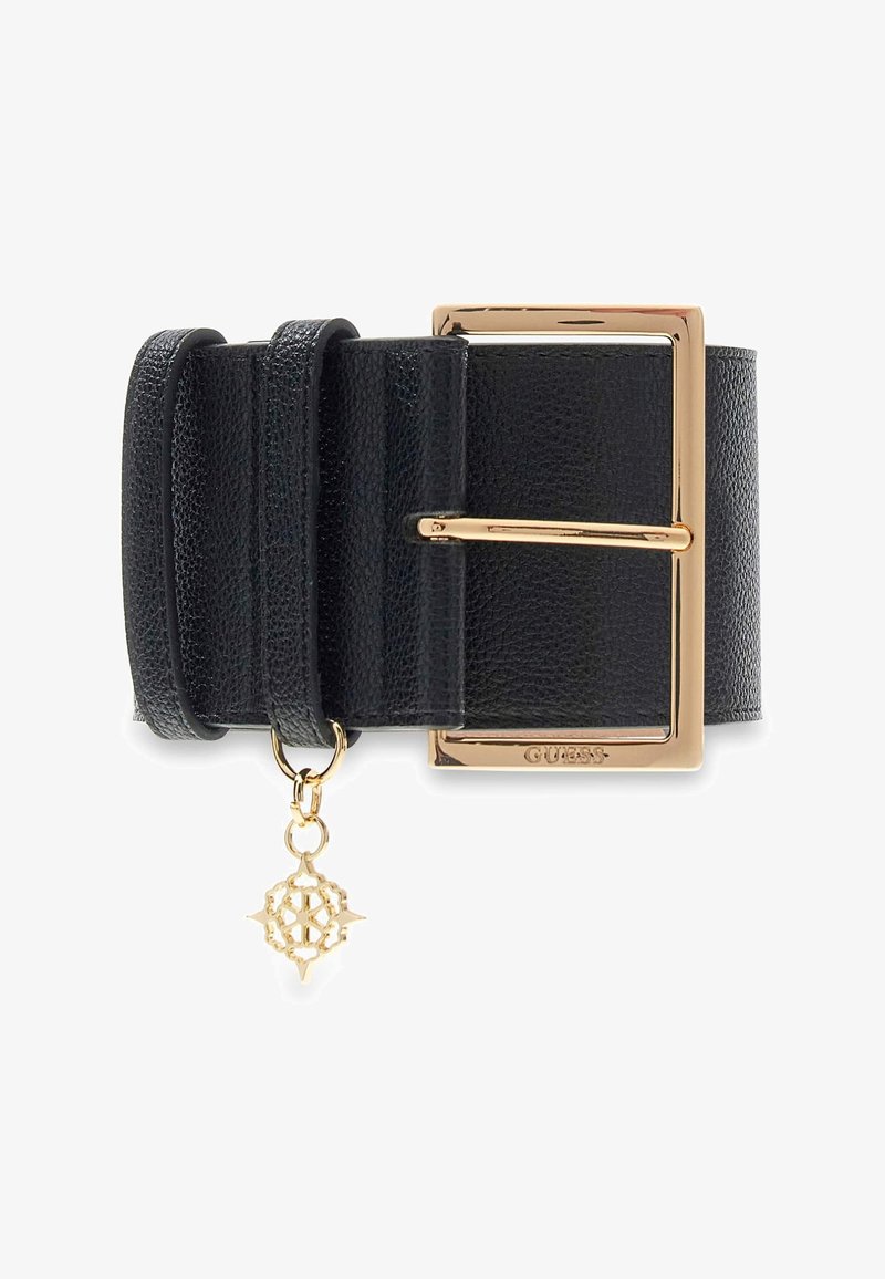 Ceinture en cuir noir texturé avec une grande boucle rectangulaire dorée et un pendentif ornemental doré suspendu à une boucle près de la boucle principale.