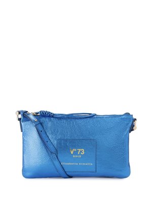 Blauwe metallic leren crossbodytas met verstelbare band, gouden logo "V°73 Gold Elisabetta Armellin" op de voorkant patch.