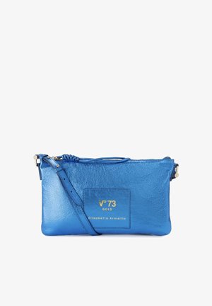 Bolso bandolera de cuero metálico azul con correa ajustable, logotipo dorado "V°73 Gold Elisabetta Armellin" en el parche delantero.