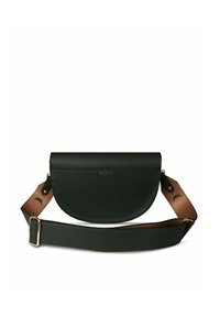 Zelená kožená crossbody taška s křivkovým tvarem, zlatým logem "VUCH" a hnědým nastavitelným popruhem s černými akcenty. Hladký povrch.