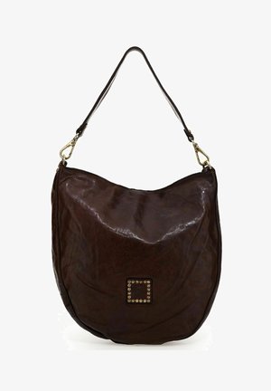 Braune Leder Schultertasche mit glatter Oberfläche, geschwungener Form und einem genoppten quadratischen Akzent an der Vorderseite. Verstellbarer Tragegurt mit goldener Hardware.