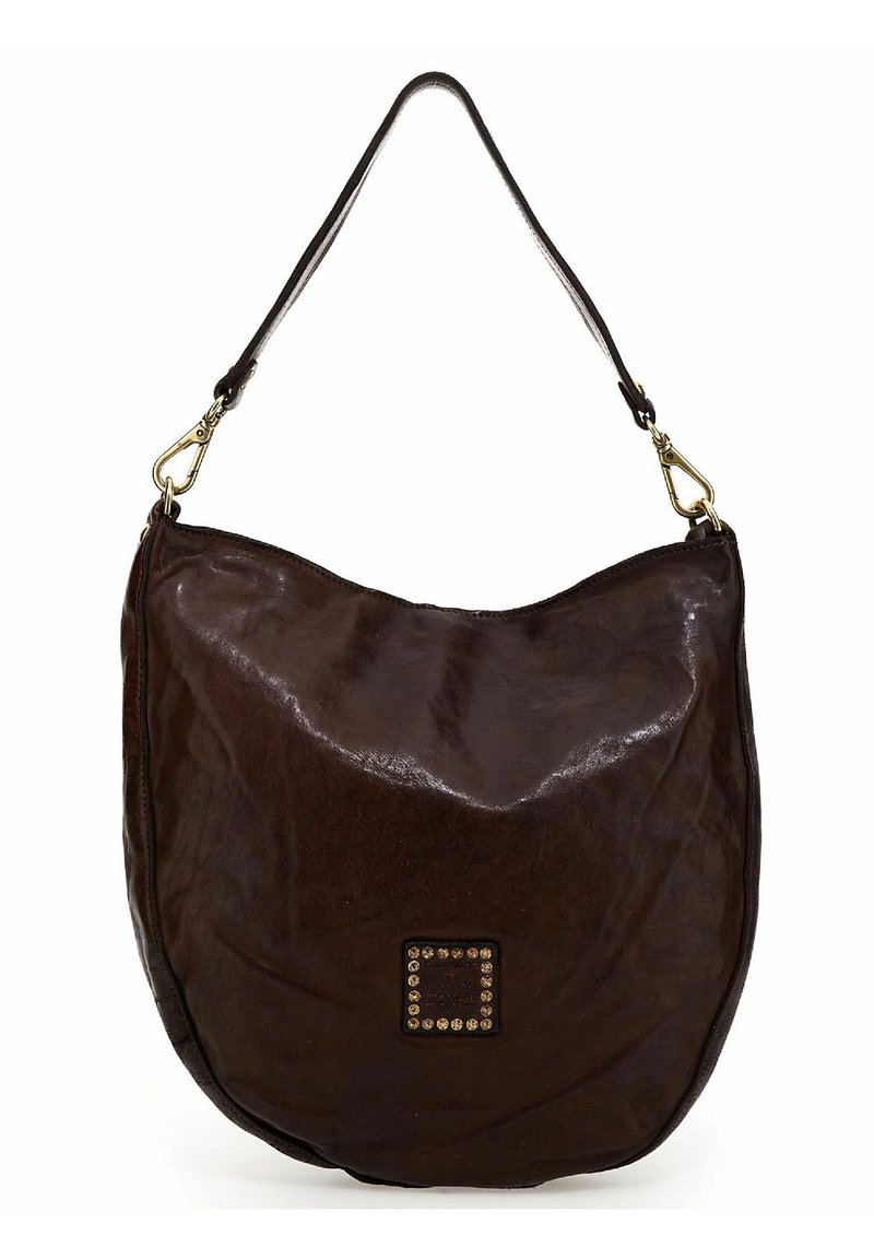 Braune Leder Schultertasche mit glatter Oberfläche, geschwungener Form und einem genoppten quadratischen Akzent an der Vorderseite. Verstellbarer Tragegurt mit goldener Hardware.