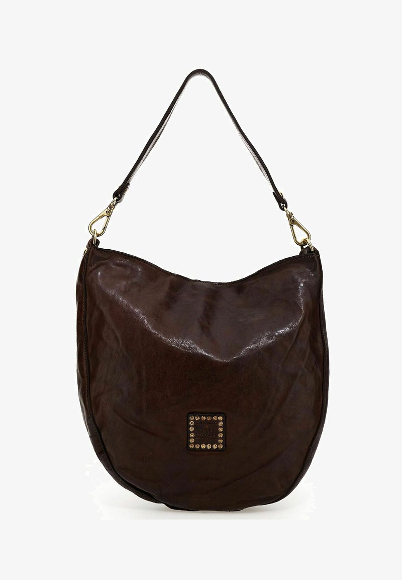 Braune Leder Schultertasche mit glatter Oberfläche, geschwungener Form und einem genoppten quadratischen Akzent an der Vorderseite. Verstellbarer Tragegurt mit goldener Hardware.
