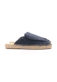 Zapatillas de casa de color marino con suela de yute trenzado, que presentan una parte superior redondeada y un flap doblado. Textura suave con detalles de costura en contraste.