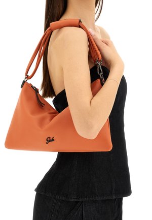 Borsa a mano in pelle arancione con forma triangolare e texture liscia, dotata di dettaglio logo e doppi manici per la spalla.