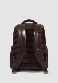 Zaino in pelle marrone con design trapuntato, spallacci imbottiti e dettagli blu. Presenta una maniglia superiore e una tasca laterale con zip.