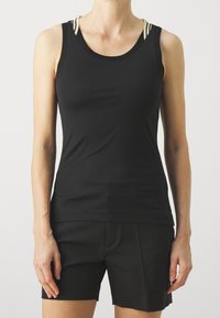 Svart ärmlös tanktopp med rund halsringning, med kontrasterande randiga axelremmar. Mjuk, slät tyg med en figurnära design.