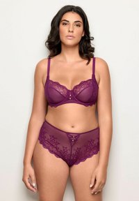 Lila spets-bh och högmidjade trosor i ett set som har genomskinlig mesh, blommönster, scallopade kanter och dekorativa guldaccents.