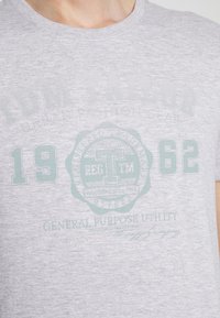 TOM TAILOR LOGO TEE - T-shirt estampada - light stone grey melange