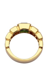 Guldfarvet ring med en solid skinner og et stiliseret, geometrisk design med fremtrædende, hævede detaljer. Glat tekstur og poleret finish.
