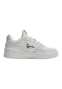 Baskets blanches avec tige synthétique texturée, dotées d'un motif en diamant, de lacets à l'avant et d'un accent de logo noir sur le côté. Semelle en caoutchouc.