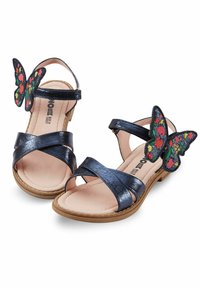 Granatowe sandały z krzyżującymi się paskami, wykonane z teksturowanego materiału. Haftowane akcenty w postaci motyli w intensywnych kolorach na paskach.