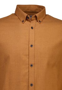Camicia marrone con bottone, realizzata in tessuto testurizzato, con colletto a punta e bottoni neri lungo la pattina frontale.